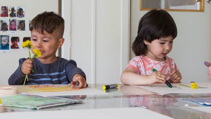 Två barn vid ett bord. Två barn vid ett bord.