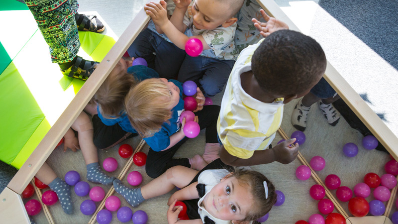 Barn leker med bollar.