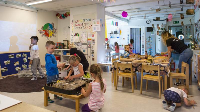 Pyssel i ateljén. Pyssel i ateljén.