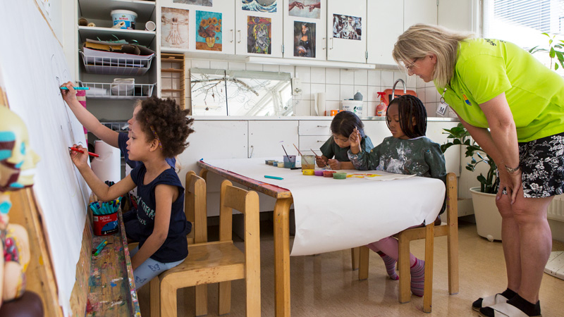 Barn målar i ateljén.