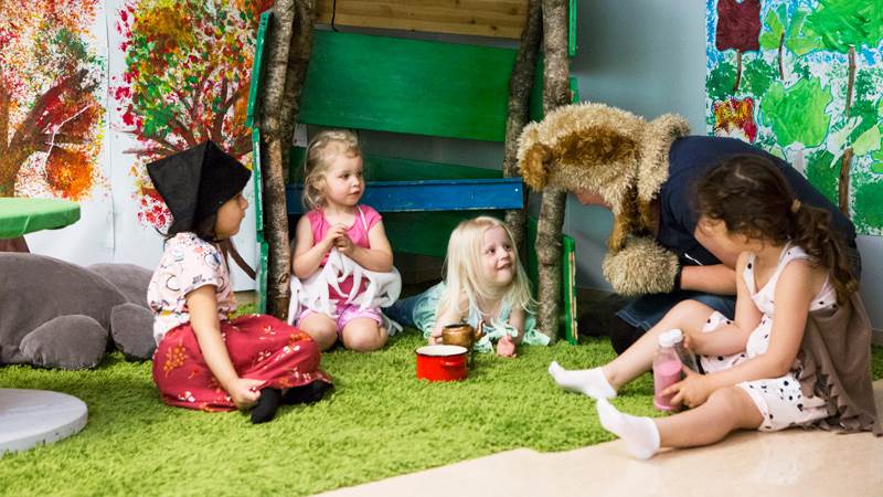 Lek inomhus. Lek inomhus.